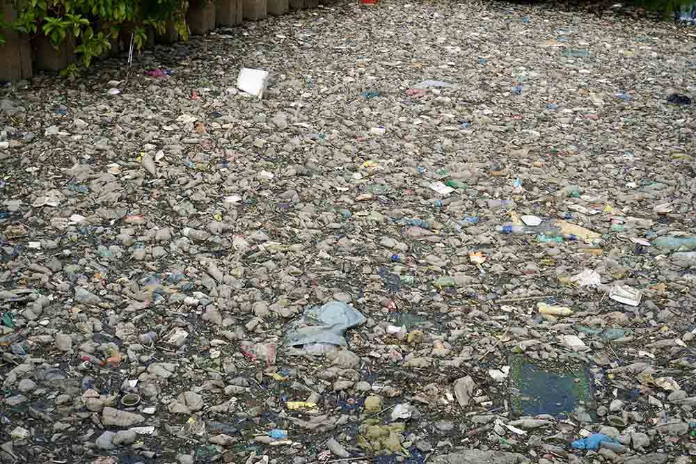 Đủ các loại rác thải phủ kín đoạn cuối kênh Nhiêu Lộc - Thị Nghè. Ảnh: Như Quỳnh