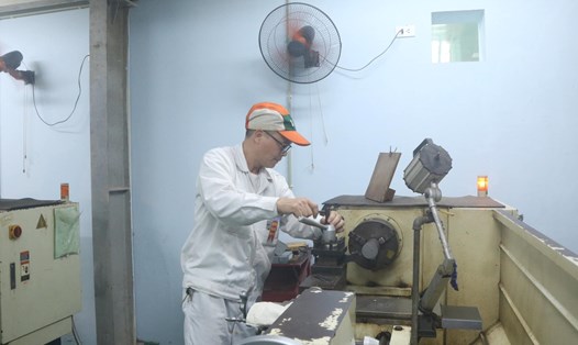 Công nhân lao động ngành Công thương Hà Nội tham gia Hội thi thợ giỏi năm 2024 - một trong những hoạt động nhằm nâng cao năng suất lao động do Công đoàn ngành Công Thương Hà Nội tổ chức. Ảnh: CĐN