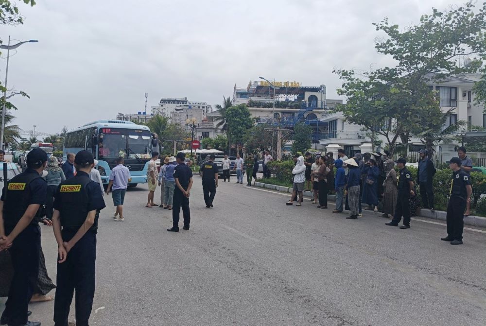 Rất đông người tập trung tại khu cổng chính của khu nghỉ dưỡng FLC Sầm Sơn vào chiều ngày 17.5 Ảnh: Quách Du