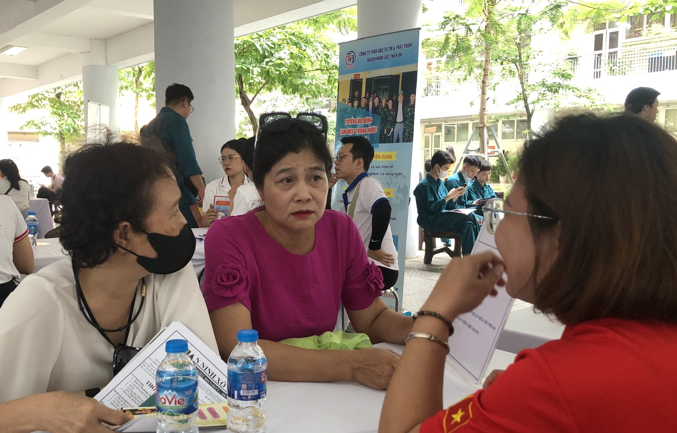 Bà Trần Hoàng Lan (giữa) tìm kiếm công việc tại Phiên giao dịch việc làm lưu động quận Ba Đình năm 2024. Ảnh: Thục Quyên 