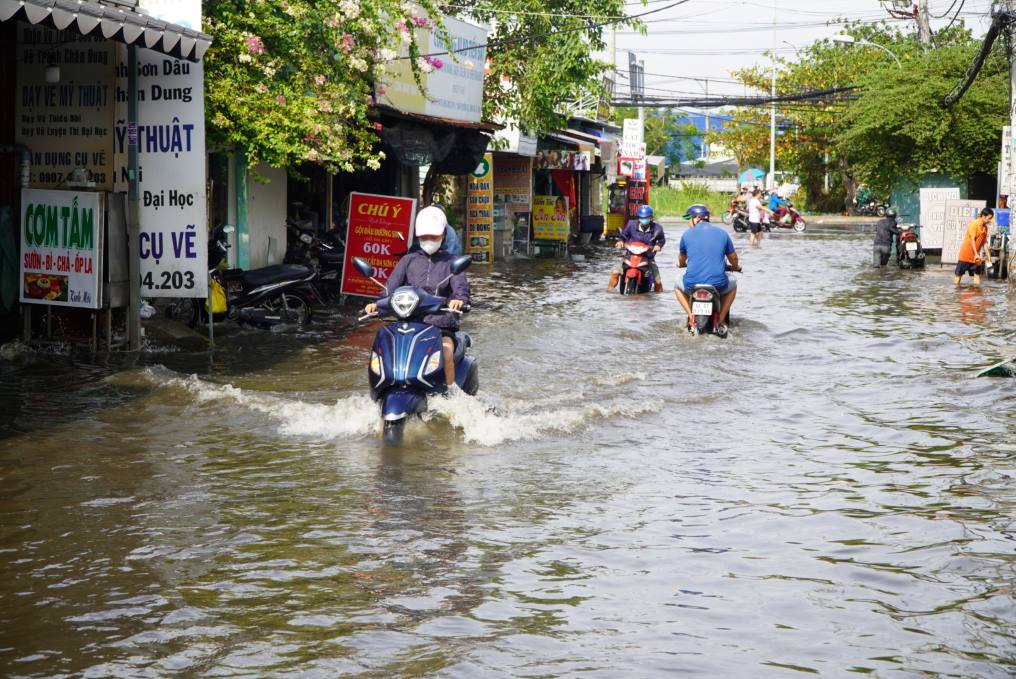 Sáng 21.5, đường Sinco (phường Bình Trị Đông B, quận Bình Tân) đang trong cảnh nước ngập lênh láng. Trước đó, khoảng 18h ngày 20.5, ở khu vực này có mưa lớn.