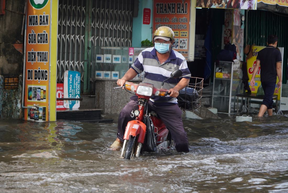 Đường bị ngập sâu khiến việc đi lại của người dân gặp nhiều khó khăn, nhiều phương tiện của người dân đã bị chết máy khi đi qua đoạn đường ngập này. 