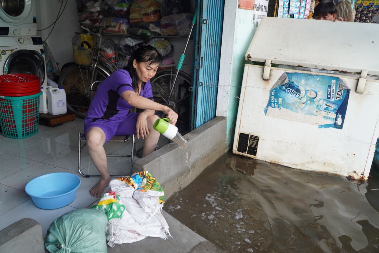 Căn nhà của chị Võ Thị Sinh (quận Bình Tân) cũng đang trong tình trạng nước ngập lênh láng, tràn vào cả nhà vệ sinh. “Từ đêm hôm qua phải liền tục ngồi đây tát nước, cứ 30 phút là phải tát một lần không nước vào nhiều gây hư hỏng máy móc“, chị Sinh than thở.