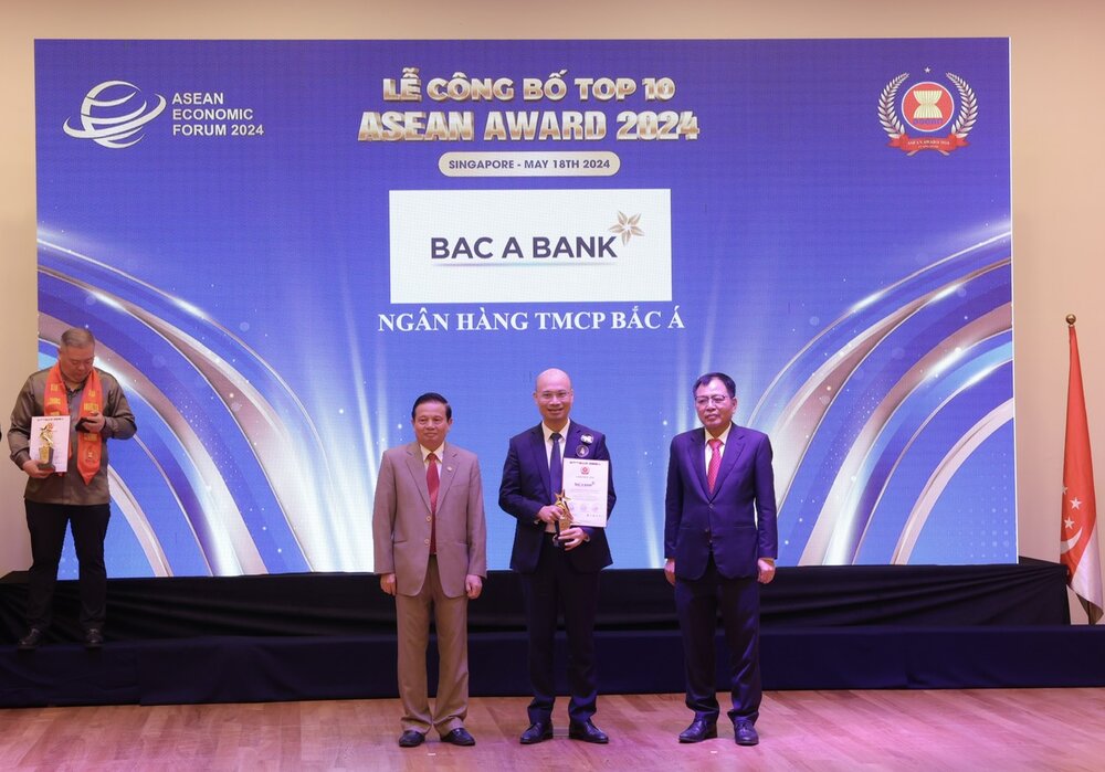 Ông Chu Nguyên Bình, Phó Tổng Giám đốc Bac A Bank, đại diện Ngân hàng lên nhận giải Doanh nghiệp tiêu biểu ASEAN 2024. Ảnh: Bac A Bank 