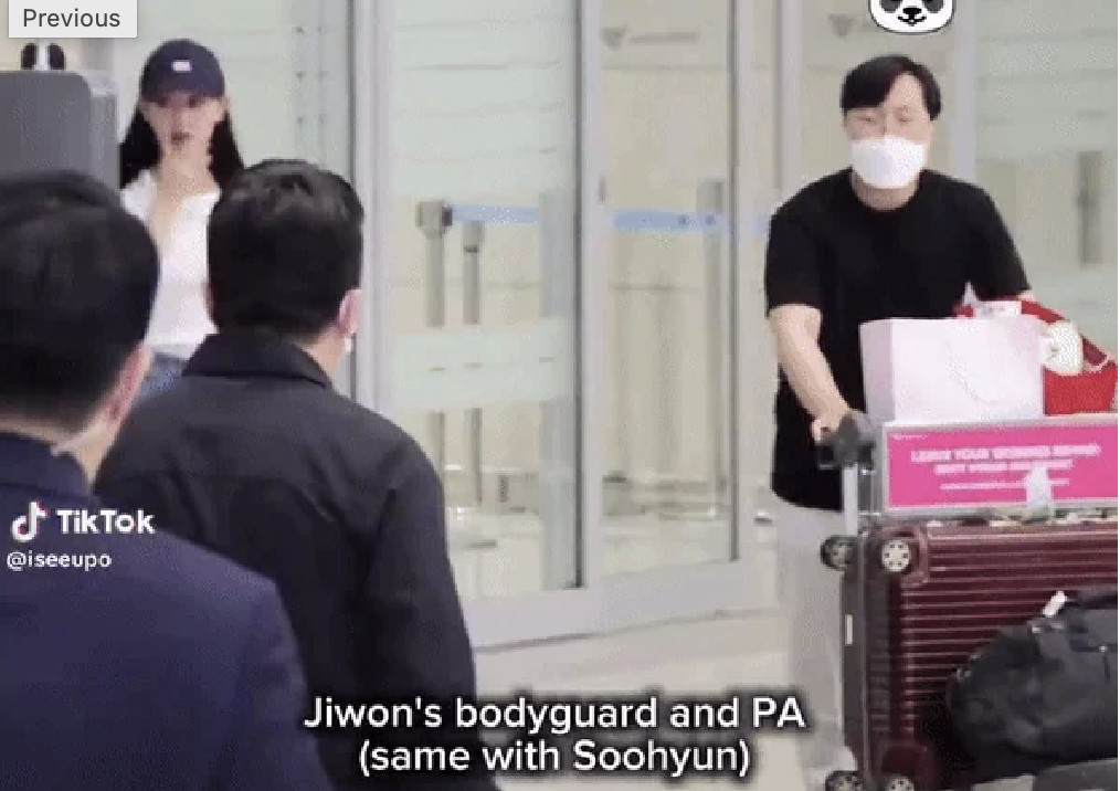 Trợ lý của Kim Soo Hyun (đeo khẩu trang trắng) xuất hiện cùng thời điểm với Kim Ji Won tại sân bay. Ảnh: Cắt từ video
