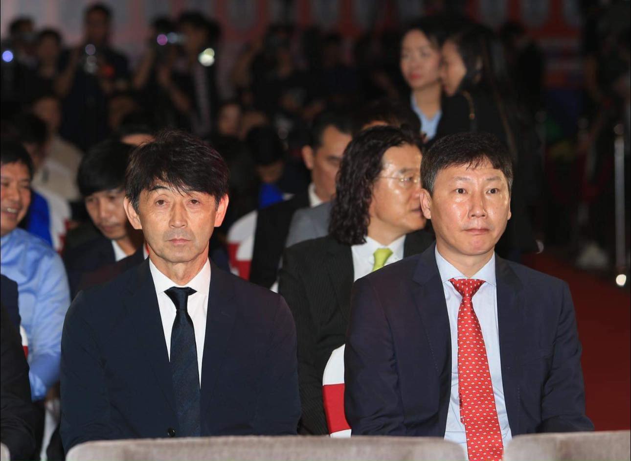 Huấn luyện viên tuyển Việt Nam - Kim Sang-sik và huấn luyện viên tuyển Thái Lan - Masatada Ishii tham dự sự kiện. Ảnh: An Nguyên