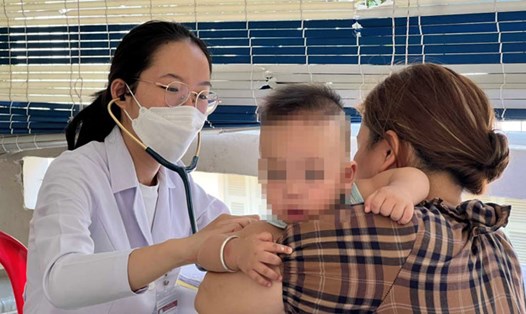 Bác sĩ khám bệnh cho trẻ nghi mắc bệnh tay chân miệng tại TPHCM. Ảnh: Nguyễn Ly
