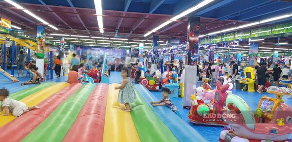 Tầng 2 cơ sở Nhà sách Tiến Thọ quận Thanh Xuân vẫn có hàng trăm trẻ em vui chơi mỗi tối dù cơ sở đang bị đình chỉ do chưa đủ điều kiện PCCC. Ảnh: PV Lao Động
