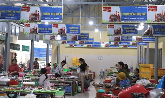 Tiểu thương chợ truyền thống ở Đà Nẵng sẽ được bán hàng qua mạng xã hội. Ảnh: Nguyễn Linh