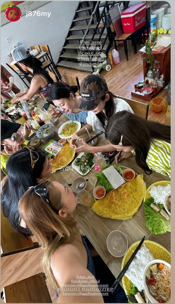 Cả hai tranh thủ thưởng thức món bánh xèo đặc sản của Phú Quốc.