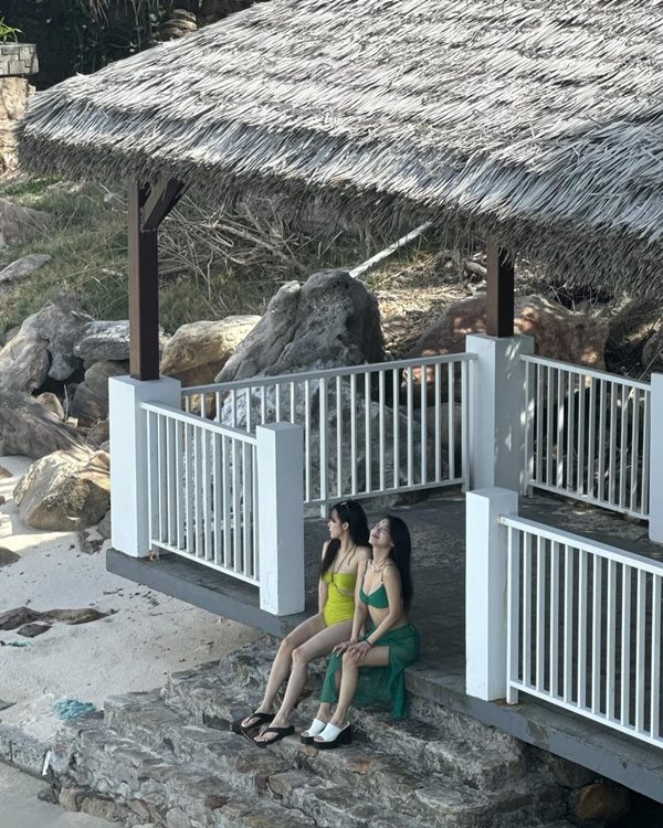 JooE và Ahin nghỉ ngơi tránh nắng tại một chòi nghỉ chân nhỏ trên bãi biển.