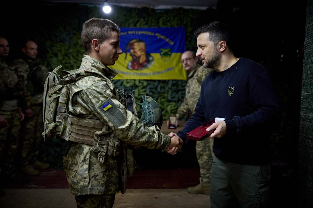 Tổng thống Zelensky gặp gỡ quân nhân Ukraina bảo vệ Kharkov, ngày 16.5.2024. Ảnh: X/Tổng thống Ukraina