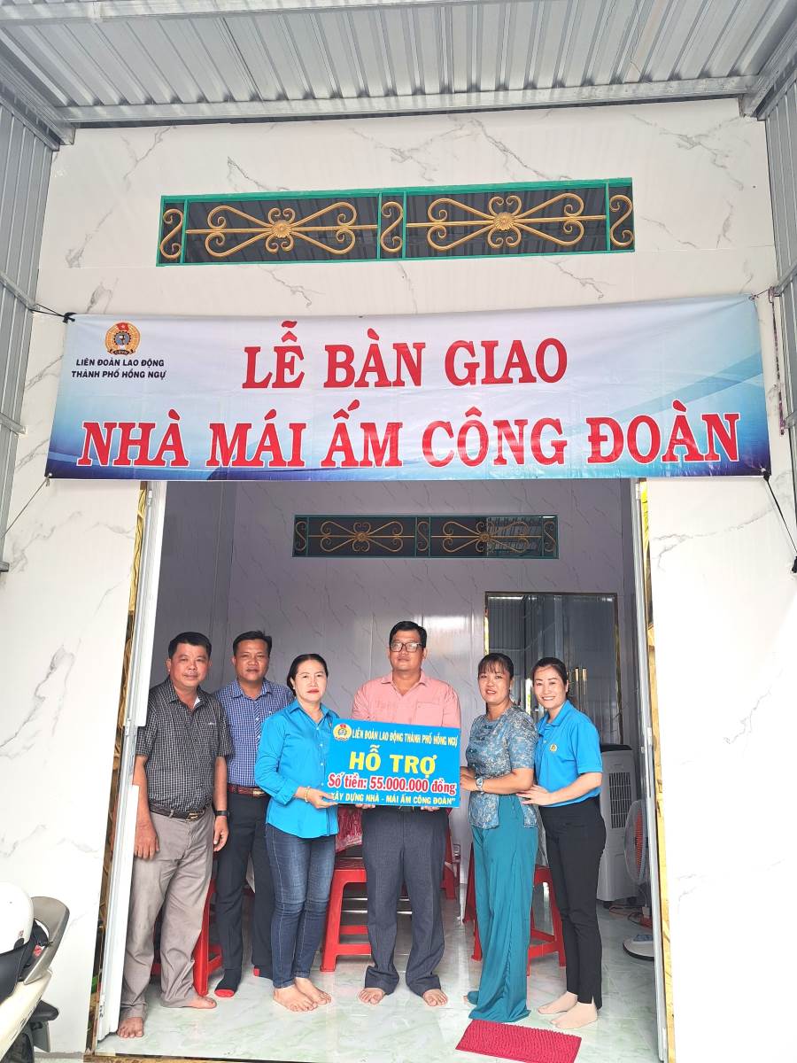 Liên đoàn Lao động TP Hồng Ngự bàn giao nhà “Mái ấm Công đoàn” cho đoàn viên Trương Văn Thâu. Ảnh: Mỹ Hòa