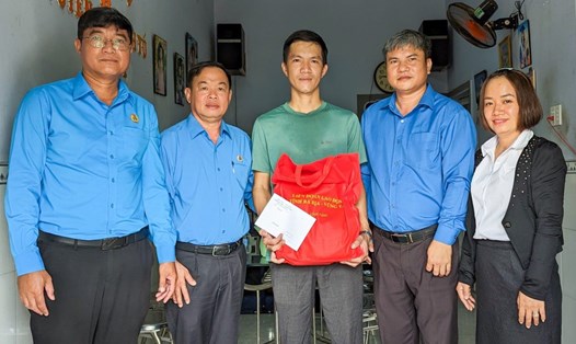 LĐLĐ tỉnh Bà Rịa - Vũng Tàu tổ chức thăm hỏi, tặng quà công nhân bị tai nạn lao động. Ảnh: LĐLĐ