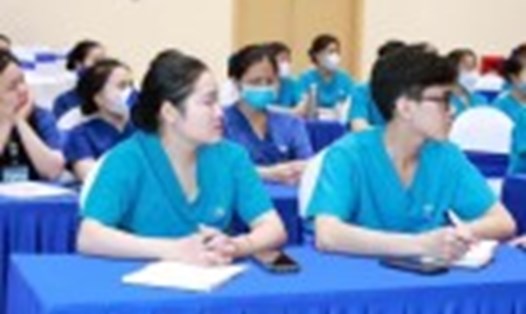 Các y bác sĩ bệnh viện đa khoa TTH Hà Tĩnh được đào tạo, hỗ trợ chuyên môn về lĩnh vực 'Vật lý trị liệu - Phục hồi chức năng' từ bệnh viện 199 (Ảnh: Sông Hàn)