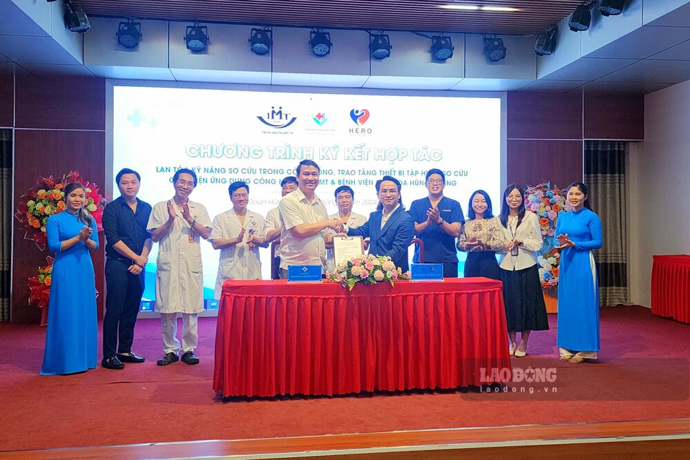 Viện IMT và BVĐK Hùng Vương ký kết hợp tác thực hiện dự án H.E.R.O – Vì 1 triệu người Việt Nam được tập huấn hồi sinh tim phổi. Ảnh: Tô Công.