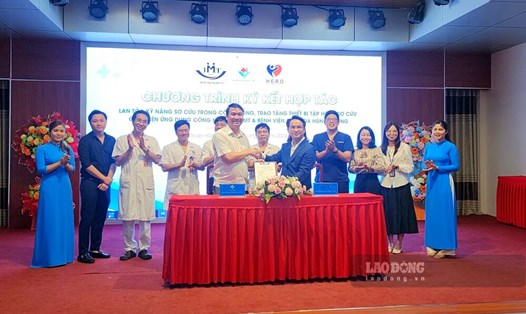 Viện IMT và BVĐK Hùng Vương ký kết hợp tác thực hiện dự án H.E.R.O – Vì 1 triệu người Việt Nam được tập huấn hồi sinh tim phổi. Ảnh: Tô Công.
