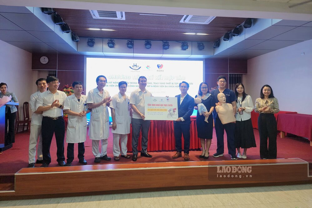 Viện IMT trao thiết bị Y tế cho BVĐK Hùng Vương. Ảnh: Tô Công.