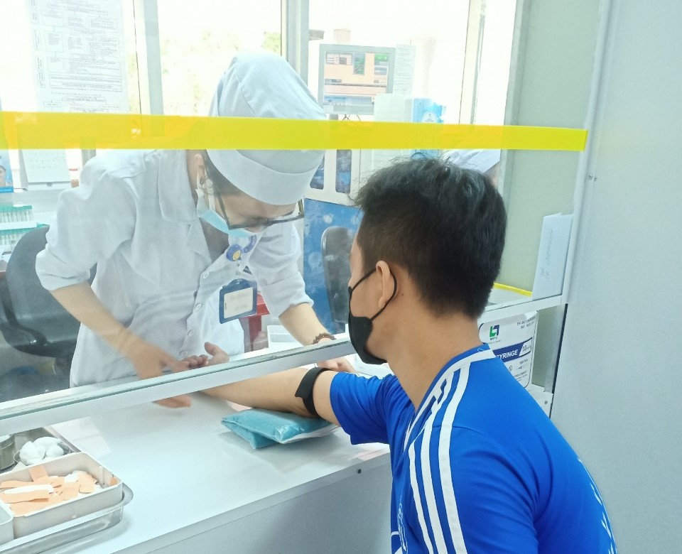 Đoàn viên, NLĐ và hội viên Hội Người mù tỉnh Sóc Trăng được hỗ trợ khám sức khỏe. Ảnh: Hội Người mù tỉnh Sóc Trăng