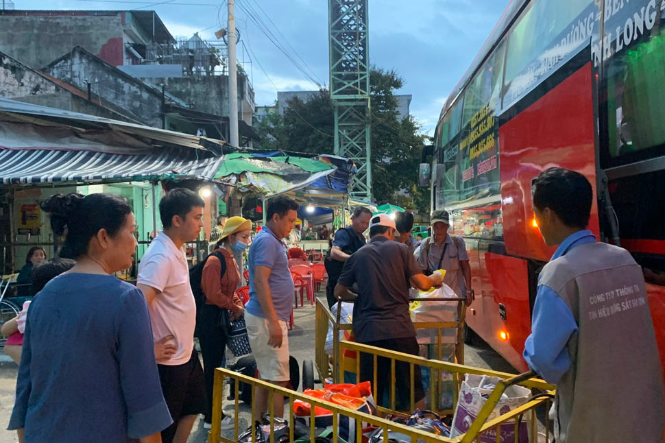 Hành khách đi tàu được trung chuyển bằng ô tô do hầm đường sắt Bắc - Nam qua Phú Yên bị sạt lở. Ảnh: Minh Hằng