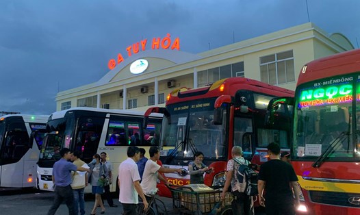 Ngành đường sắt bố trí ô tô để trung chuyển hành khách đi từ ga Tuy Hòa sang ga La Hai và ngược lại. Ảnh: Minh Hằng