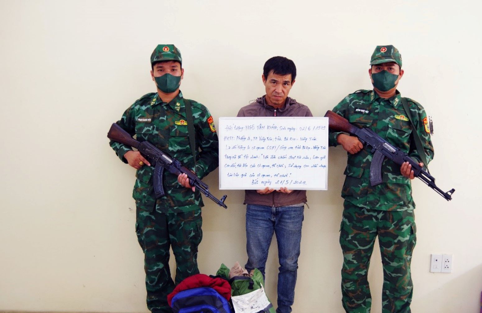 Lực lượng Bộ đội Biên phòng tỉnh An Giang bắt giữ đối tượng truy nã khi đang làm thủ tục xuất cảnh sang Vương quốc Campuchia. Ảnh: BĐBP tỉnh An Giang