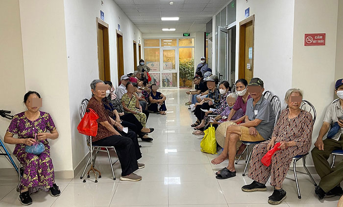 Nhiều người cao tuổi chờ đợi nhận quà thì lại được nhận cơm hộp từ khách sạn nổi tiếng. Ảnh: Đại An