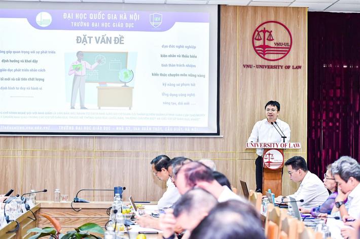PGS.TS Lê Thái Hưng, Phó Hiệu trưởng Trường Đại học Giáo dục, Đại học Quốc gia Hà Nội trao đổi tại hội thảo  