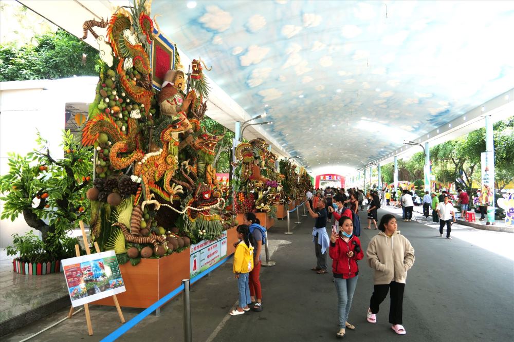Hội thi nghệ thuật tạo hình bằng trái cây năm 2023 tại Khu Du lịch Văn hóa Suối Tiên. Ảnh: Anh Tú