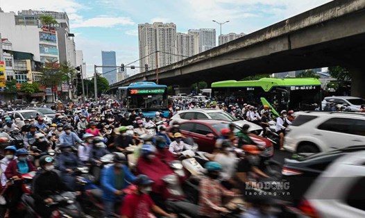 Ùn tắc giao thông gây thiệt hại lớn về kinh tế, ô nhiễm môi trường... Ảnh: Nguyễn Huế