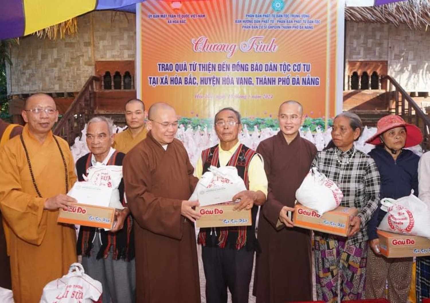 Giáo hội Phật giáo Việt Nam thành phố Đà Nẵng trao quà từ thiện tặng đồng bào Cơ Tu ở xã Hoà Bắc, huyện Hoà Vang, thành phố Đà Nẵng. Ảnh: An Thượng
 