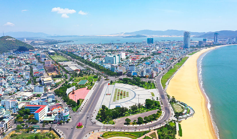 Quảng trường Nguyễn Tất Thành, nơi diễn ra màn bắn pháo hoa tầm cao đầu tiên tại Bình Định. Ảnh: Nguyễn Dũng.