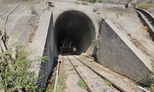 Hầm đường sắt Chí Thạnh (tuyến đường sắt Bắc - Nam, đoạn qua huyện Tuy An, Phú Yên) vẫn đang được các đơn vị xử lý khắc phục sạt lở. Ảnh: Hoài Luân