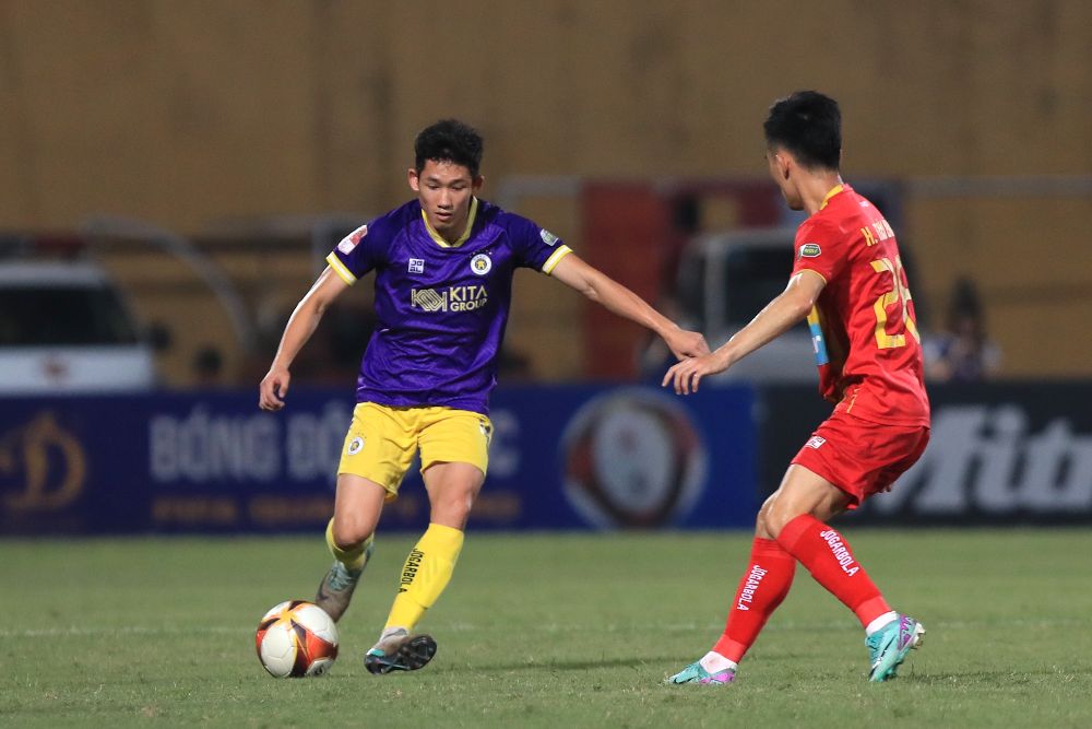 Hà Nội FC gây sức ép lên khung thành đội khách. Hai Long và đồng đội có nhiều tình huống phản công sắc nét.