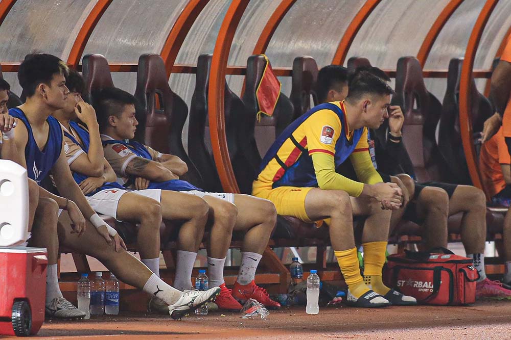 Quang Hải cùng Nguyễn Filip ngồi dự bị trong trận đấu với TPHCM. Ảnh: Thanh Vũ