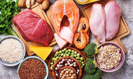 Những thực phẩm chứa ít calo, giàu protein phù hợp với người muốn giảm cân. Đồ họa: Hương Giang
