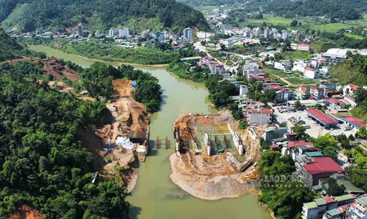 Đập dâng nước trên sông Lô đoạn qua TP Hà Giang đang được thi công.