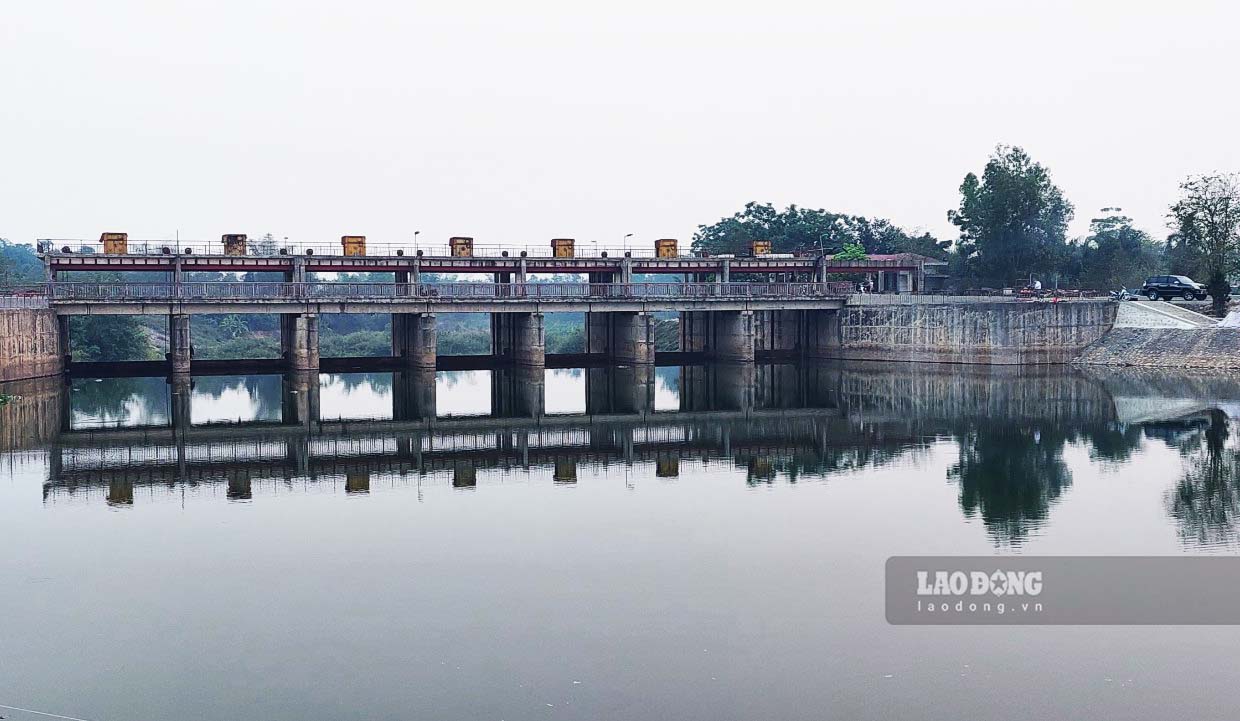 Từ năm 2003, tỉnh Điện Biên đã quyết định xây dựng đập dâng nước trên sông Nậm Rốm với giá trị 50 tỉ đồng với mục tiêu tạo hồ giữ nước và cảnh quan đoạn qua TP Điện Biên. Đến năm 2012 sau một số lần điều chỉnh tổng mức đầu tư công trình tăng lên 123 tỉ đồng.