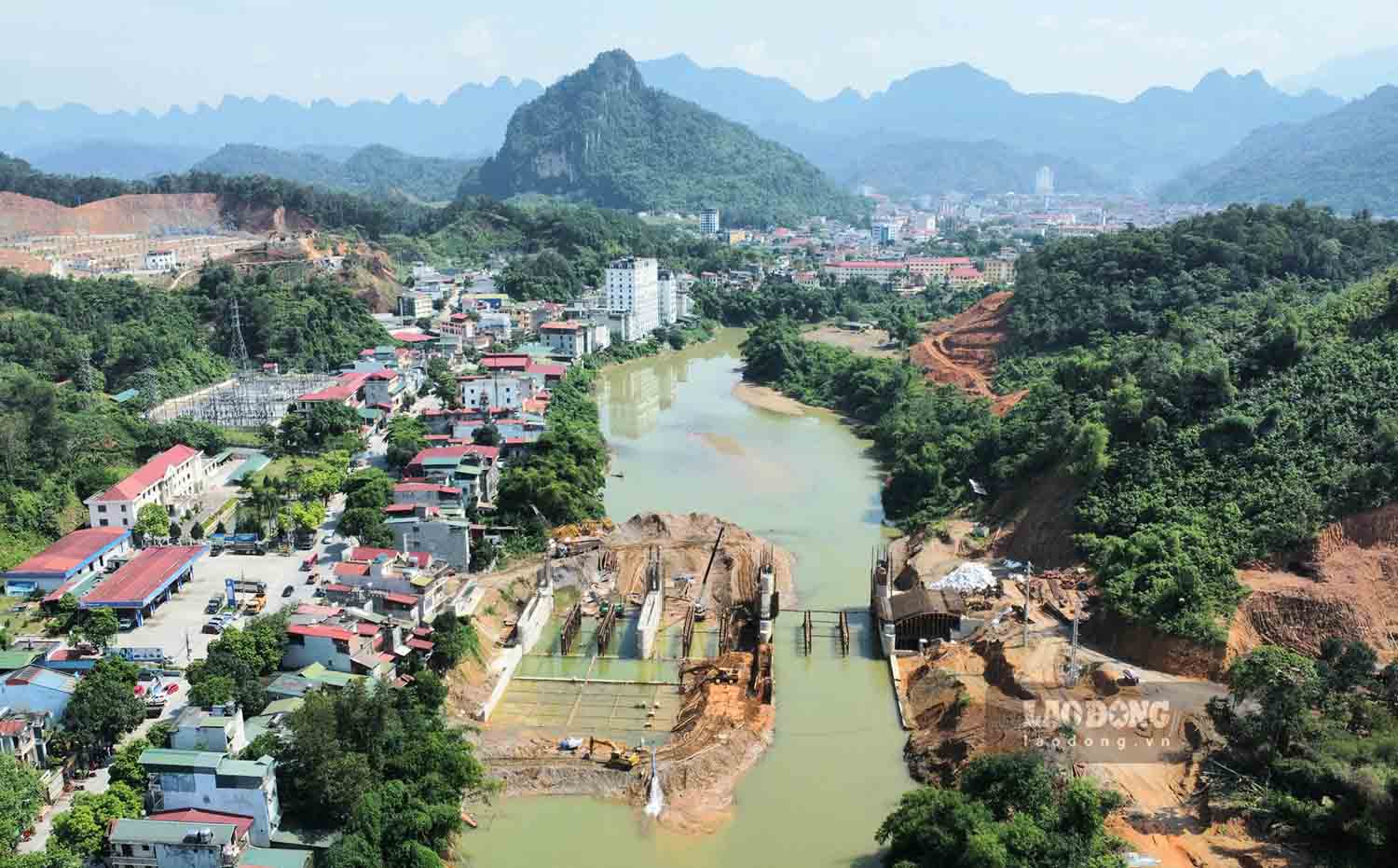 Tháng 2.2023, tỉnh Hà Giang khởi công dự án đập dâng nước trên sông Lô đoạn qua TP Hà Giang với tổng mức đầu tư hơn 330 tỉ đồng. Công trình sau khi hoàn thành sẽ tạo lòng hồ với diện tích mặt hồ gần 54 ha, dung tích 2,2 triệu m3 giúp tạo cảnh quan, điều hòa khí hậu.