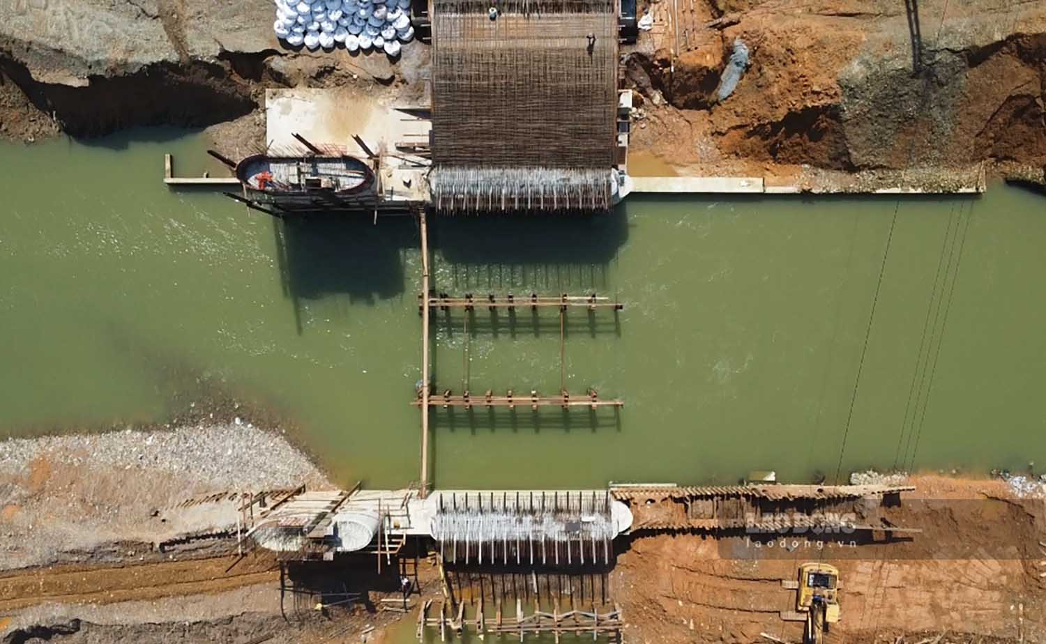 Công trình có chiều cao lớn nhất 17,5m, dâng nước sông Lô tại vị trí đập lên 6m. Việc điều tiết mực nước được thực hiện với 3 cửa xả cùng thiết bị nâng, hạ đập bằng hệ thống xy-lanh thủy lực.