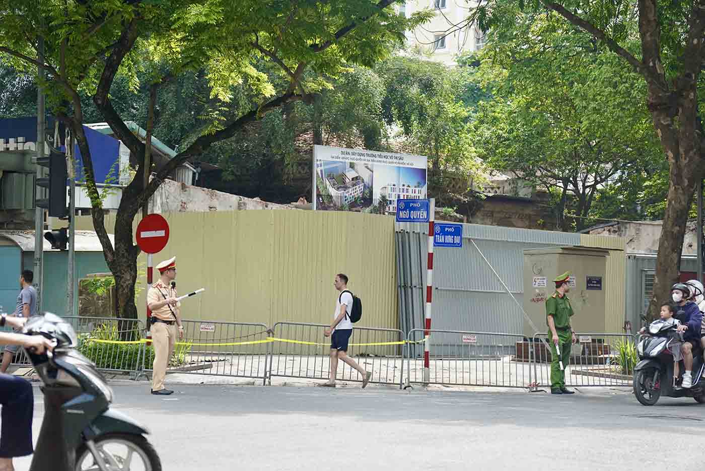 Cảnh sát giao thông có mặt tại nút giao Ngô Quyền - Trần Hưng Đạo để phân luồng, hạn chế phương tiện lưu thông qua khu vực để phục vụ việc cưỡng chế. 