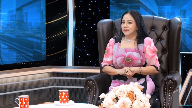 Danh ca Ngọc Ánh tâm sự về con gái tại Kính đa chiều. Ảnh: NSX