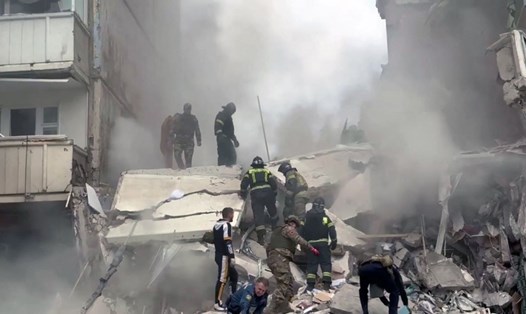 Tòa nhà chung cư ở Belgorod của Nga bị sập một phần do Ukraina không kích ngày 12.5. Ảnh: AFP