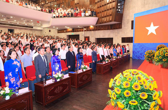 Lãnh đạo Trung ương, thành phố Hà Nội cùng các em học sinh giỏi tiêu biểu của Thủ đô thực hiện nghi lễ chào cờ. Ảnh: Quang Thái
