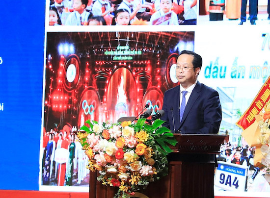 Giám đốc Sở Giáo dục và Đào tạo Hà Nội Trần Thế Cương báo cáo tại buổi lễ. Ảnh: Quang Thái
