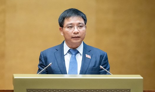 Bộ trưởng Bộ Giao thông Vận tải Nguyễn Văn Thắng trình bày tờ trình tại phiên họp. Ảnh: Quốc hội