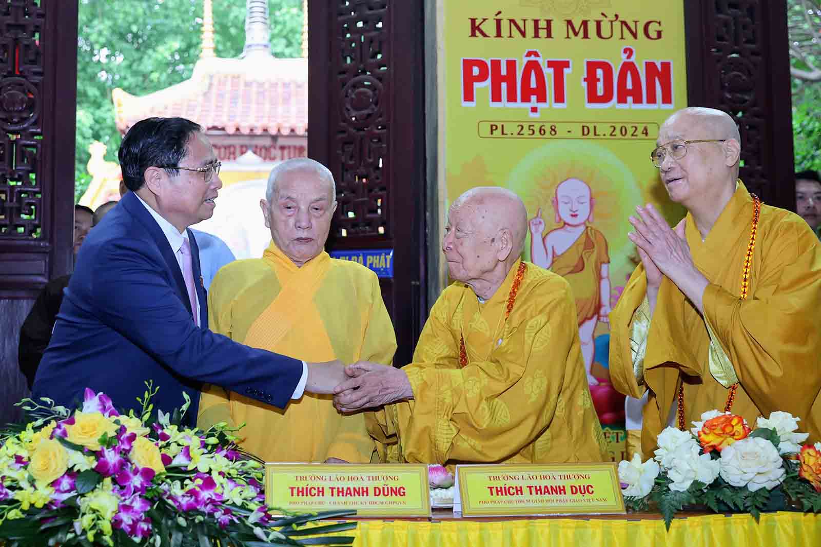 Thủ tướng Chính phủ Phạm Minh Chính với chức sắc, tăng ni, Phật tử tại chùa Quán Sứ, Hà Nội. Ảnh: VGP