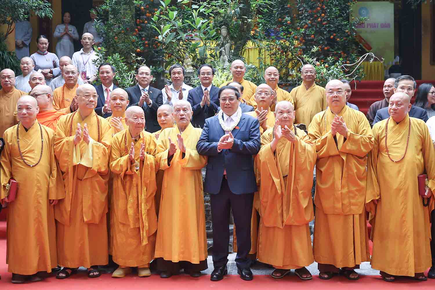 Thủ tướng Chính phủ và các chức sắc, tăng ni, Phật tử Giáo hội Phật giáo Việt Nam. Ảnh: VGP