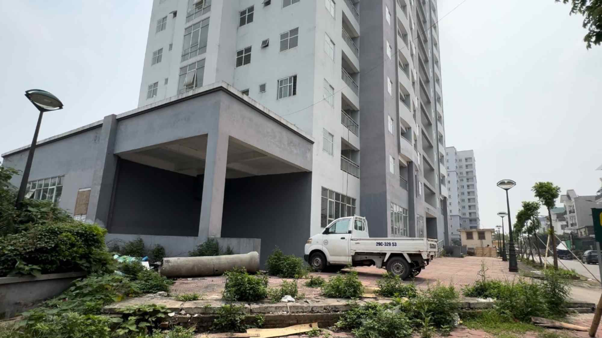 Dự án nhà tái định cư Đền Lừ III (TP Hà Nội) mặc dù hoàn thiện từ năm 2017 nhưng đến nay ba tòa nhà tái định cư vẫn chưa được đưa vào sử dụng, nhiều hạng mục xuống cấp, hư hỏng nghiêm trọng.
