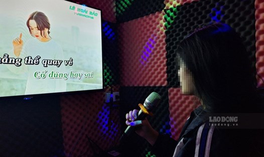 Khách hàng sử dụng dịch vụ "karaoke mini". Ảnh: Đền Phú